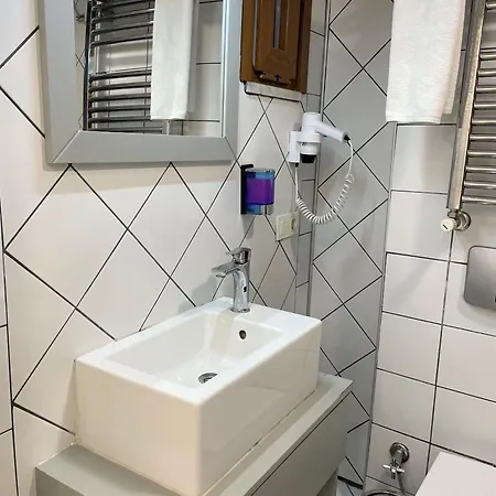 塔克西姆地铁套房酒店 3*